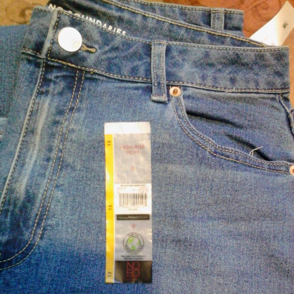 Juniors NOBO high rise mom Jean Size 13 juniors. No Boundaries med wash blue